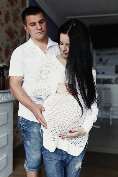 Человек и беременная женщина, нежно обнимать — стоковое фото