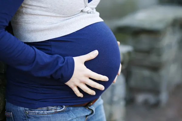 Макро живот беременной женщины — стоковое фото